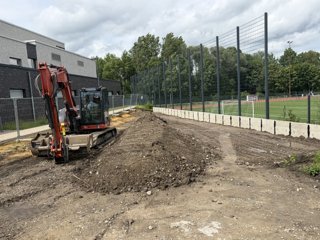 Aushub mit Bagger neben dem Fußballplatz