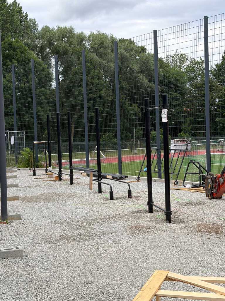 Aufbau der Calisthenics-Geräte auf Schotter
