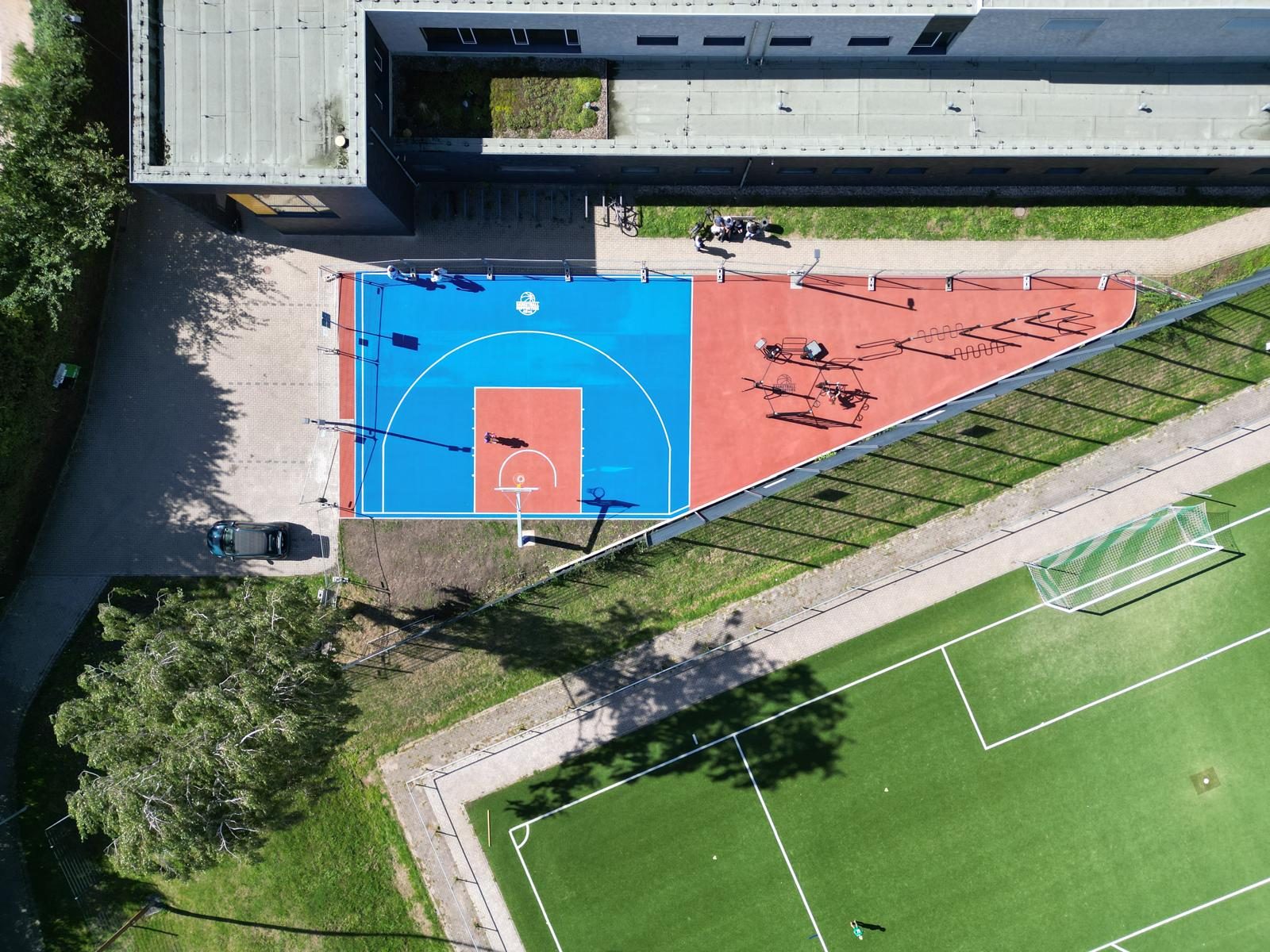 Luftbild: der 3x3-Court und die Calisthenics-Anlage zwischen Hummelbachhalle und Kunstrasenplatz