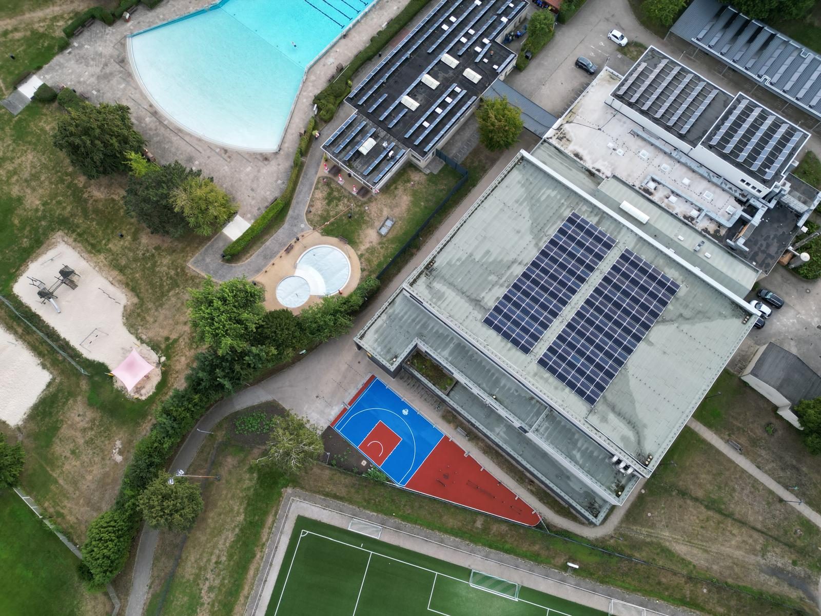 Luftbild: Freibad, Hummelbachhalle, Court und Kunstrasenplatz